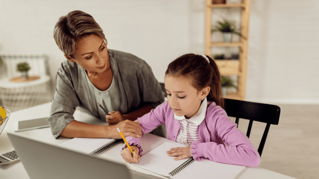 Maminka dělá úkol s dítětem