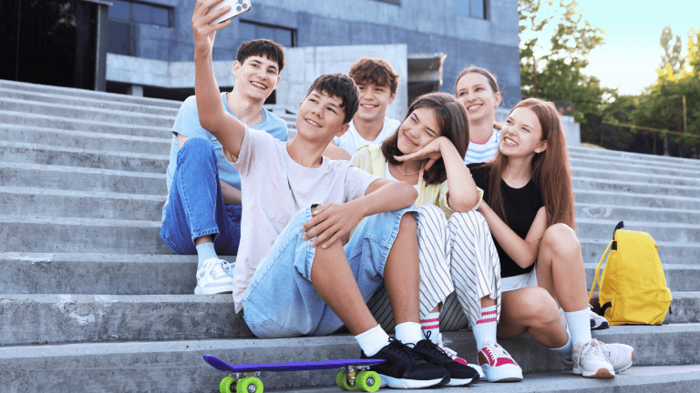 Cringe, chillovat a kolaborace. Mluví gen Z&nbsp;ještě vůbec česky?